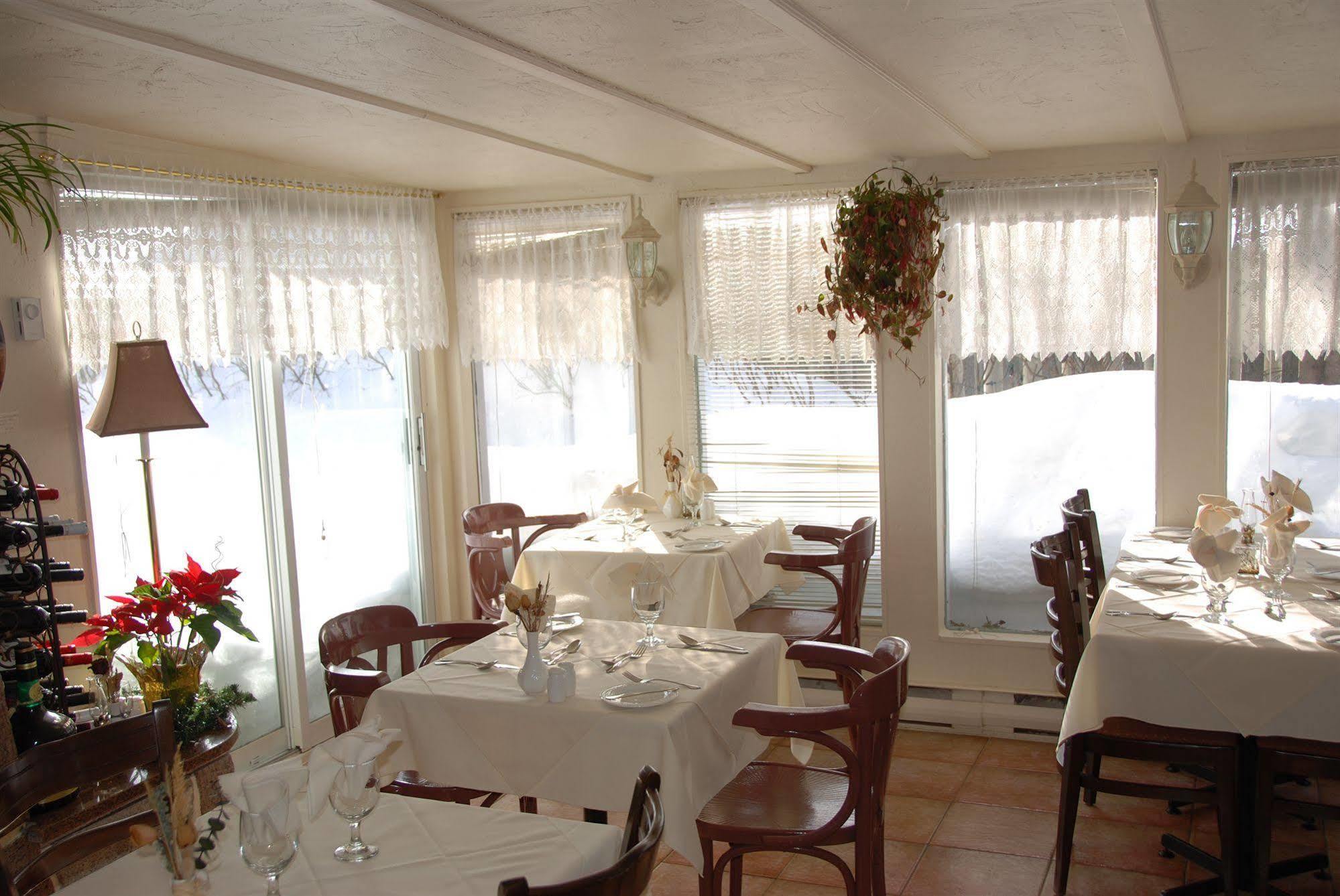 Auberge La Rosepierre Bistro Henri Grandes-Bergeronnes Exterior photo