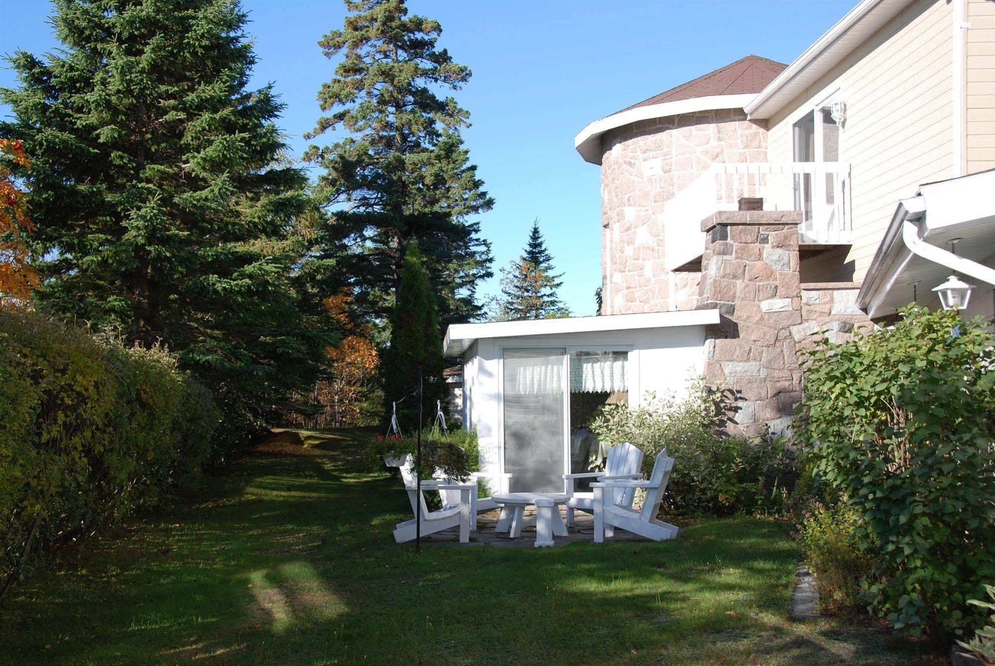 Auberge La Rosepierre Bistro Henri Grandes-Bergeronnes Exterior photo